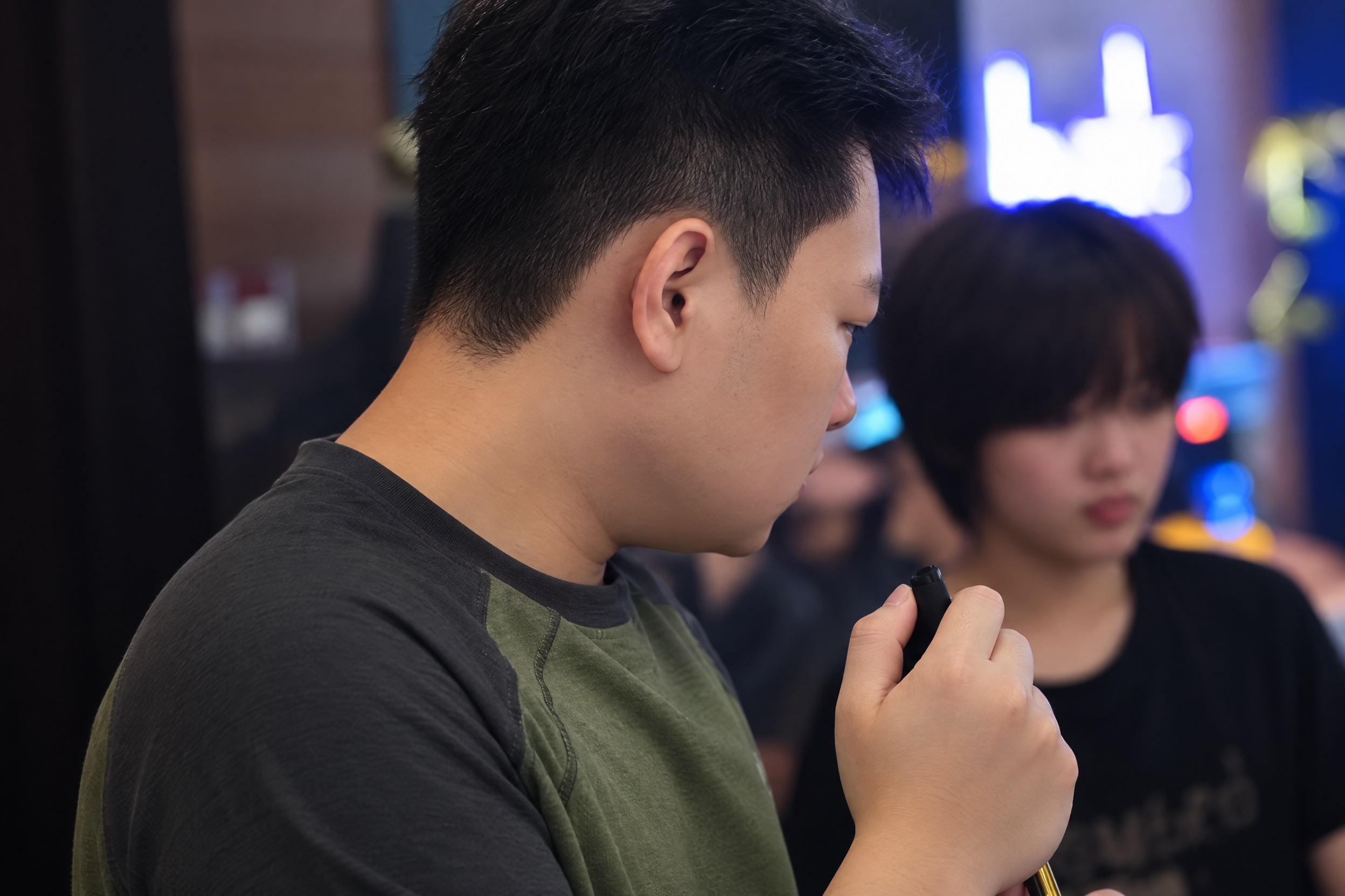 提升整体画质，去除噪点，增强精修质感，保留真实自然的写实质感，… - 图片创意预览