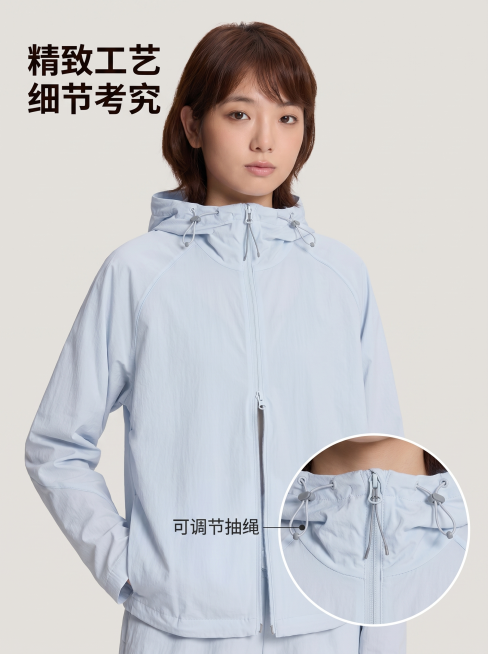 [主图 4] 浅蓝防晒衣细节结构特写主图。
[氛围风格] 精致细节展示，专业质感，适合做高点击率封面
[画质] 商业摄影质感、光线柔和通透、产品清晰真实、画面干净高级。
[元素] 同一位亚洲女模特穿着预览效果