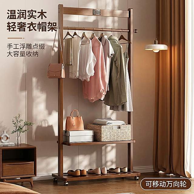 [垫图] https://gdesign-dam-hz.dancf.com/35895241363411076/0df6bb5e46fd44aa8b9aec1d79af49b9.jpg
[主图主题] 原木多功能移动衣帽架客厅场景首图
[氛围/风格] 舒适简约 家居治愈 温馨原木风 自然光漫射 温馨居家氛围
[画面元素] 实木衣帽架完整居中展示，衣帽架上挂着衣物、侧边挂着包包，下层置物架摆放收纳篮和鞋子，背景为浅奶咖色墙面和胡桃木地板，右侧有棕色窗帘和暖光落地灯，左侧床头柜搭配绿植装饰，窗纱透过的柔和光斑洒在衣帽架上，光影质感细腻，背景铺满全屏无边框。
[配色色系] 主色调：原木棕（衣帽架）；辅助色：暖黄光（氛围）、奶咖色（墙面）、深棕色（地板）
[视角构图] 正面平视，景深适中，产品占据画面中心，比例协调
[文字版式] 文案 "温润实木 轻奢衣帽架"，副标题 "手工浮雕点缀 大容量收纳"，左上角悬浮主副标题，无底色；右下角深棕色圆角胶囊框，白色文字标注 "可移动万向轮"；字体采用无衬线体，主标题字号最大，副标题次之，整体构图平衡，呼吸感充足。
[比例分辨率] 2k 分辨率