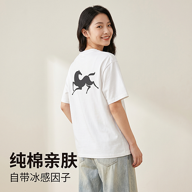 [主图-2] 女模特上身展示本款白色T恤
[氛围风格] 韩系简约百搭，干净清爽的日常风
[画质] 商业摄影质感，光线柔和通透，产品清晰真实，画面干净高级
[元素] 20岁左右亚洲年轻女模特，身高168cm，身材纤细，穿着白色印花款本款T恤，搭配浅色阔腿牛仔裤，自然转身回眸微笑，头部完整露出，上半身中景构图。保持T恤的奔马图案、版型、白色底色和参考图完全一致，杜绝变形色差。商品主体占比约70%，画面满屏无边框。
[光影] 侧前方自然柔光，主光勾勒肩颈线条，面料质感清晰，辅光补匀阴影，整体通透不暗沉
[配色] 白色T恤+干净浅米墙面背景，色调清新柔和
[视角构图] 四分之三侧平视，突出衣身版型和印花细节，背景简洁
[文字版式] 左下角左对齐大字写"纯棉亲肤"，深色粗体，小字标注"自带冰感因子"，大小对比清晰，不遮挡T恤主体
[比例分辨率] 1:1比例，2k分辨率，文字清晰可辨，超高清
[负向提示词] 变形，水印，文字错乱，产品图模糊，背景杂乱，人物头部裁切