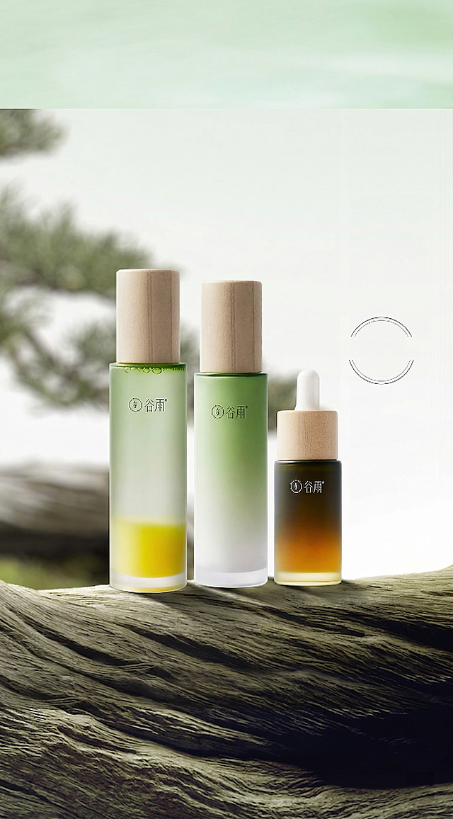 去除图中所有文字，保留原有护肤品产品、木质台面、背景松树的视觉风格和构图，保持整体色调和谐自然，产品瓶身保留品牌logo位置但不添加文字