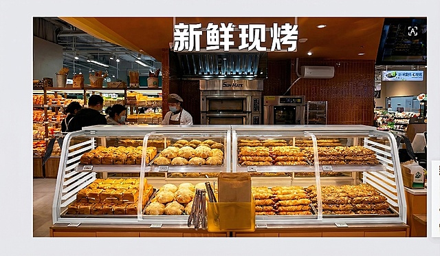 将展柜两侧餐盘架颜色修改为白色，保留整体画面、面包、人物和场景不变，调整自然合理，保持写实烘焙店氛围