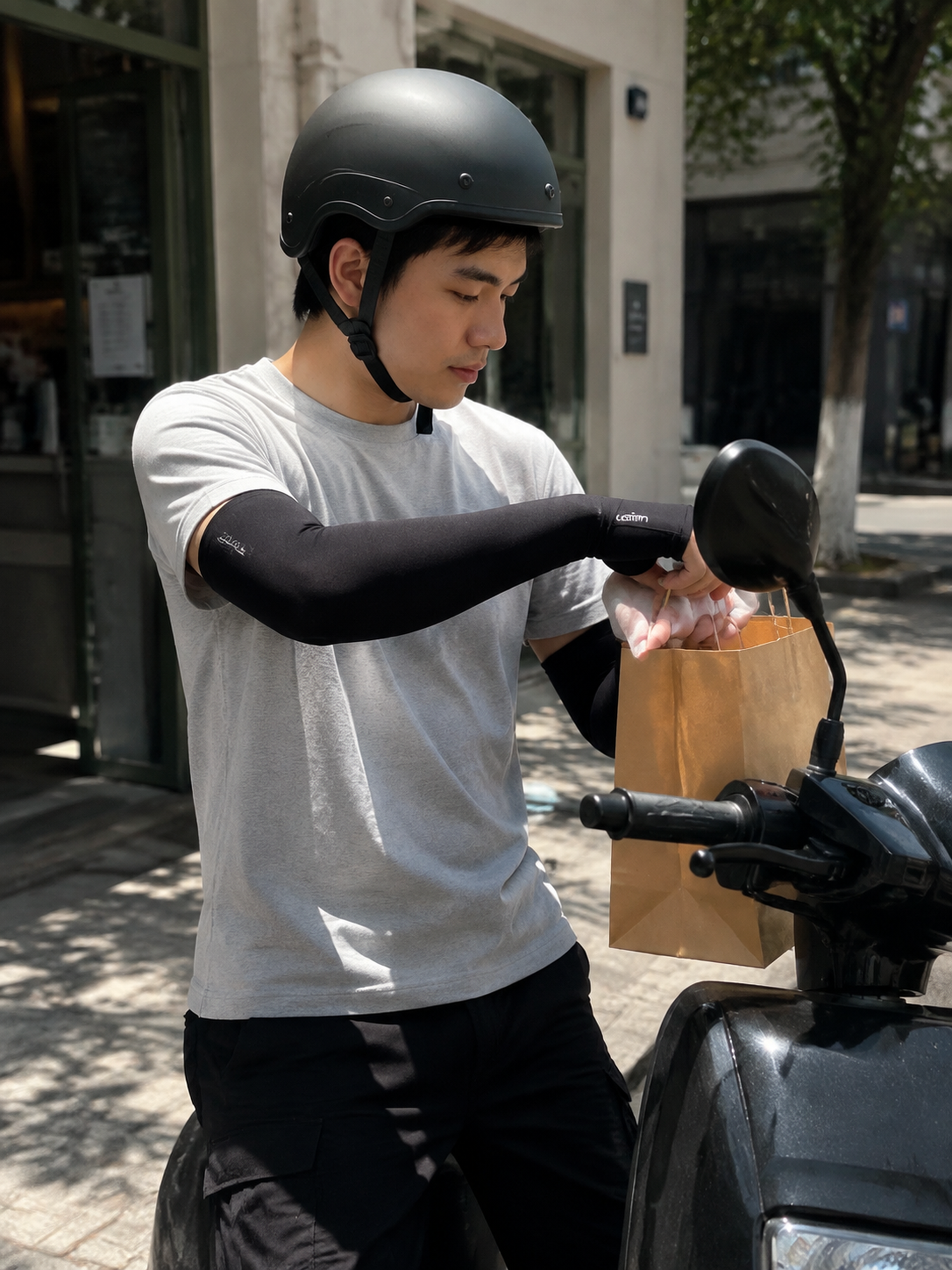 超写实户外街拍摄影。 主体：冰袖严格参照上传产品图，完整保留所… - 图片创意预览
