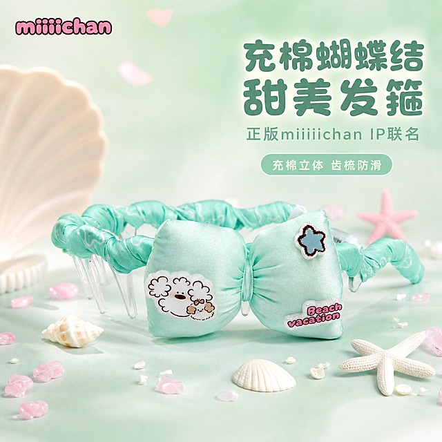 电商主图1，淘宝/天猫风格，1:1比例。miiiiichan薄荷绿充棉蝴蝶结发箍正面全景，发箍主体为薄荷绿缎面材质缠绕透明齿梳发箍，正面有大号充棉蝴蝶结，蝴蝶结上有白色小狗亚克力贴片、蓝色星星贴片和"Beach vacation"字母贴片，缎面有白色小狗暗纹。背景为软萌治愈系薄荷绿渐变，搭配淡粉色装饰元素和小海星贝壳点缀。左上角有miiiiichan品牌标识。右侧文字区：主标题"充棉蝴蝶结 甜美发箍"，圆润字体深薄荷绿色；副标题"正版miiiiichan IP联名"，浅薄荷绿色小字；下方卖点标签"充棉立体 齿梳防滑"。产品占画面约60%，居中偏左，清晰完整。商业产品摄影质感，柔和光线，氛围清新甜美。禁止变形、错字、模糊、水印、平台Logo。