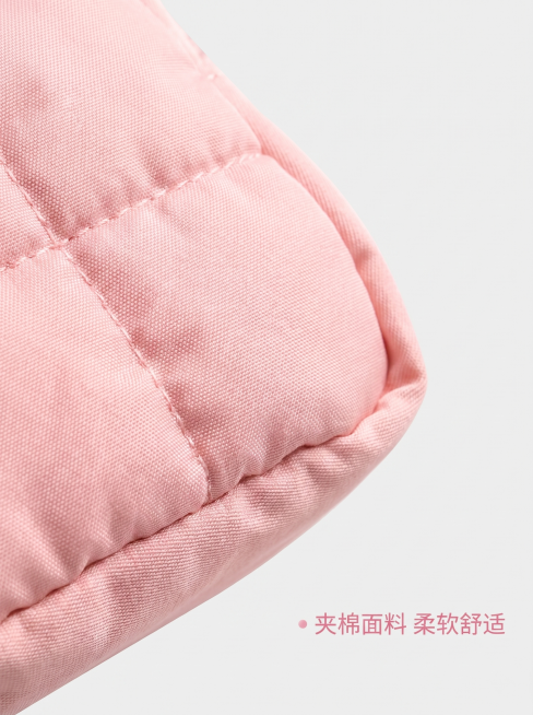 [主图 4] 化妆包夹棉面料细节特写。[氛围风格] 真实质感展示，专业清晰。[画质] 商业摄影质感、光线柔和通透、产品清晰真实、画面干净高级。[元素] 放大展示粉色化妆包的包身面料，保持面料纹理、颜色预览效果