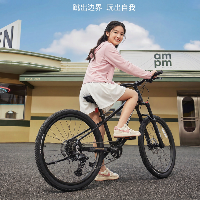 将图中的男孩替换为14岁左右长相甜美漂亮的亚洲女孩，女孩穿着浅粉色防晒服搭配白色纯棉垂感短裤，脚穿米白拼粉复古运动鞋，侧身回头面向镜头露出阳光笑容，保留其余画面的构图、场景、自行车、光影风格不变，维持预览效果