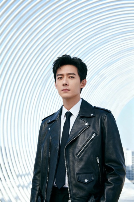 帮我生成20张明星写真图，都市时尚肖像，包含深色西装男性、格纹衬衫中年男性、红发墨镜女性、年轻时尚女性、皮夹克领带男性与侧身扶耳青年，背景涵盖纯色、天空与现代弧线元素，整体比较干净的亮色为主色调，比如预览效果