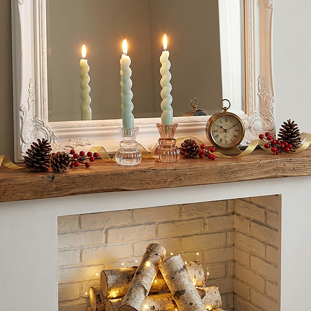 用这6张白底图产品，创作出一组10张的统一风格色调的亚马逊场景主图，白底图中的产品要一比一百分百精准还原保持不变，与图片中的物品比例要协调，而且每个蜡烛都要点亮，每一张白底图都要生成一张不同场景主图，产品摆放和陈列都可以随意摆放和搭配，要凸显产品的玻璃材质，场景要求在客厅，餐桌，柜子，壁炉玄关桌子上要亮一点欧式ins简约风格，场景可以带点节日氛围图，创作出一组10张的统一风格色调的亚马逊场景主图，白底图的产品可以分开调整摆放位置，构图比例大小合理，图片格式要2000*2000像素产品主图