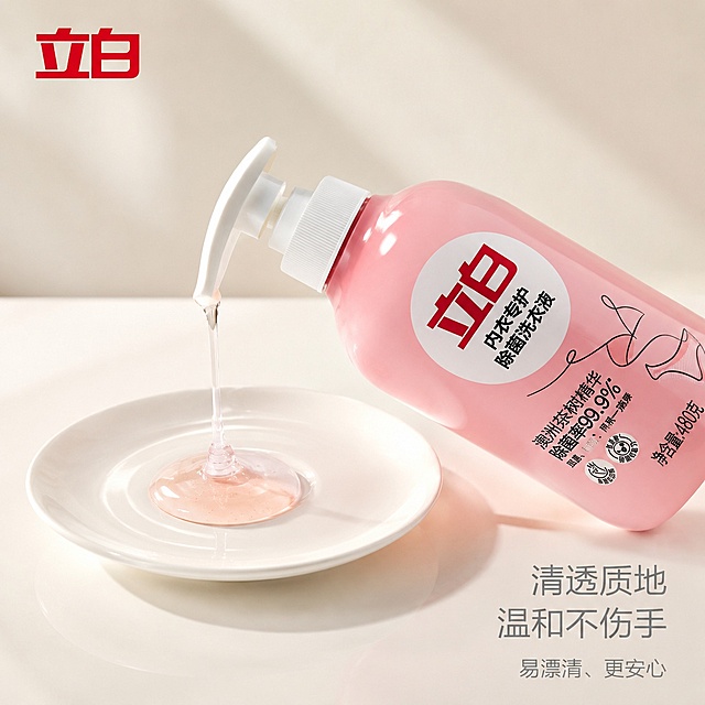 [主图-3] 立白内衣专护除菌洗衣液质地细节展示
[氛围风格] 通透纯净质感风格
[画质] 商业摄影质感、光线柔和通透、产品清晰真实、画面干净高级
[元素] 产品倾斜放置在干净白色台面上，瓶口挤出少量透明淡粉色洗衣液质地在白色瓷盘上，展示液体清透质感，背景为简洁浅米色墙面。保持产品外观（即物理结构、材质质感、颜色）与输入产品图绝对一致，杜绝任何变形和色差，精细化处理。商品主体占比严格控制在60%-70%之间；画面满屏无边框
[光影] 侧逆光拍摄，突出洗衣液液体通透质感，瓶身有清晰轮廓光，整体通透不灰蒙
[配色] 浅米白背景搭配产品粉色，液体淡粉色呼应产品主色，整体和谐干净
[视角构图] 45度斜侧拍摄，兼顾瓶身整体和挤出的质地细节，景深较浅突出主体
[文字版式] 左上角品牌红色logo，右下角文字说明清透质地 温和不伤手，浅灰色小字，不遮挡主体，清晰可读
[比例分辨率] 1:1 比例，4k 分辨率；文字清晰锐利，画面超高清
[负向提示词] 变形，文字错乱，产品图模糊，背景杂乱，水印，电商平台Logo