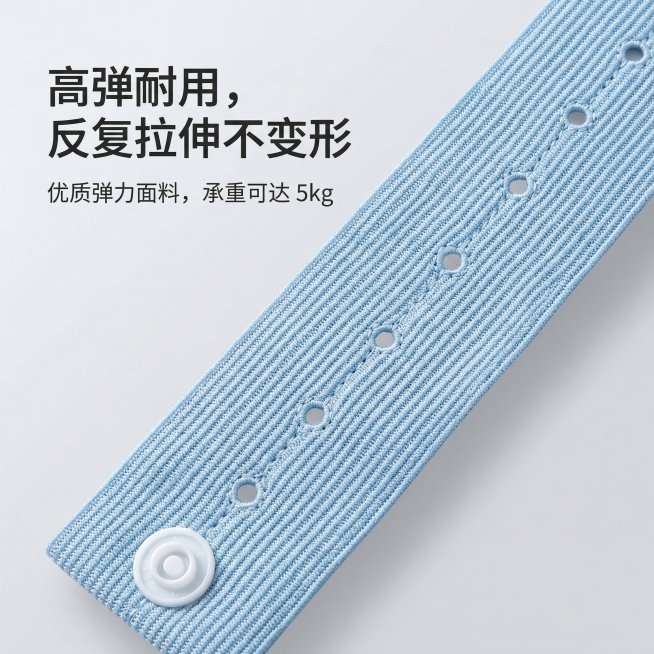 1:1 竖版电商主图，严格还原上传的产品图，蓝色弹力绑带的局部特写，清晰展示条纹纹理和按扣孔位，背景为浅灰色渐变，光线均匀突出材质质感。主标题：“高弹耐用，反复拉伸不变形”（加粗无衬线字体，位于画面左预览效果