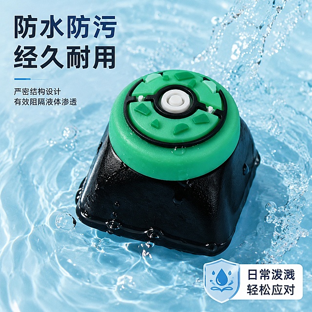 [主图-10] 防水防污性能测试展示
[氛围风格] 极限测试，性能验证风
[画质] 清晰真实，商业摄影质感，对比突出
[元素] 保持键帽外观结构材质与原图一致，键帽浸泡在清水中，拿出后表面不进水，颜色无变化。展示防水结构，说明原料特性。背景简洁，突出测试结果
[光影] 水下光影真实，水波纹自然，产品轮廓清晰
[配色] 水浅蓝色，键帽保持原色，对比清晰
[视角构图] 主体居中，键帽占据画面60%，测试场景完整展示
[文字版式] 左侧大字"防水防污 经久耐用"，右下角标注"日常泼溅 轻松应对"，文字清晰不遮挡
[比例分辨率] 1:1比例，4k分辨率，文字清晰可辨，超高清
[负向提示词] 变形，文字错乱，产品图模糊，背景杂乱，水印，电商平台Logo