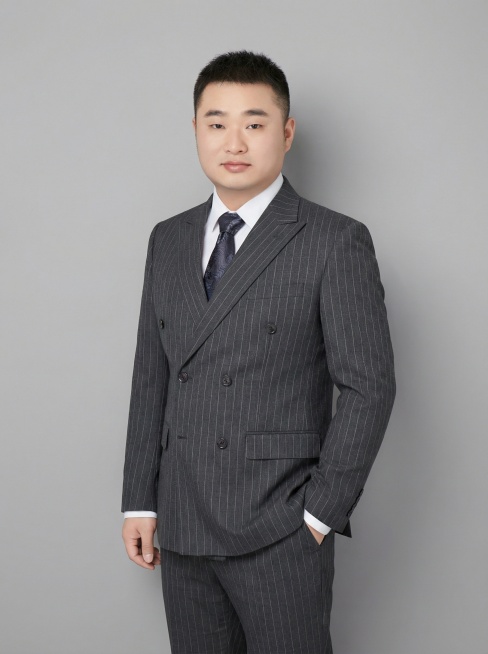 帮我生成图片：这是我的职业照，帮我按照我的照片，换不同西装，1. 单手插兜侧身站
2. 双手交叉抱胸站姿
3. 手肘支撑桌面坐姿
4. 侧身轻靠墙面/桌边站姿
5. 双手自然垂身正面站
6. 单手托腮预览效果