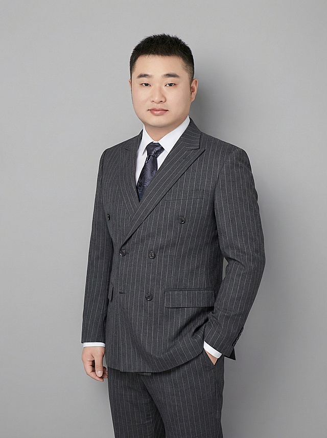 帮我生成图片：这是我的职业照，帮我按照我的照片，换不同西装，1. 单手插兜侧身站
2. 双手交叉抱胸站姿
3. 手肘支撑桌面坐姿
4. 侧身轻靠墙面/桌边站姿
5. 双手自然垂身正面站
6. 单手托腮桌面坐姿
7. 手持职业道具自然站姿
8. 侧身回头搭椅背坐姿
9. 单手搭椅背侧身站姿
10. 胸前比OK手势站姿，我要十张不同的图片，人物必须是我，不要改动。3：4比例。