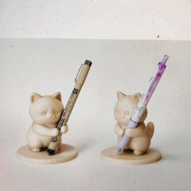 猫咪笔架尺寸比例展示，可以搭配多种笔型摆放，使用场景展示，1:1比例，无白边预览效果