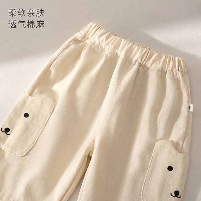 儿童短裤，严格参照上传产品图，完整保留所有可见组件、部件、轮廓形状、结构、比例、材质质感、颜色与上传图完全一致。
场景为面料局部特写，自然米色调，仅展示裤身面料纹理，侧光45°，产品受光面泛起米白暖色、暗部映射浅灰光晕，与环境物理融合。产品占画面70%，特写构图，居中放置，微俯20°视角。全量换款：聚焦面料本身，删除键盘、鞋子、帽子、装饰画等背景道具，只保留纯净背景突出面料纹理。在画面角落增加清晰的文字标注“柔软亲肤 透气棉麻”。消除多余文字，保留产品本身的标识。
呈现模式：C3 局部特写
风格：极简棚拍
承载：浅色哑光石膏台承载
配色：米白/浅灰，画面实际颜色2种：米白、浅灰
光影：侧光45°柔光，清晰突出棉麻面料的肌理纹理，棉麻质感哑光自然
4K 分辨率，严格锁定宽高比为 1:1。
