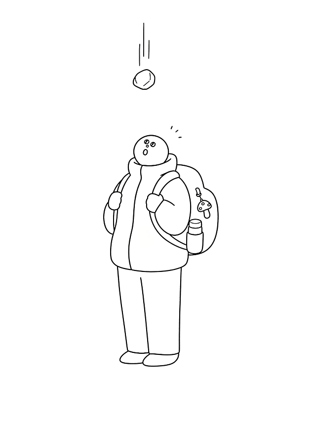 参考图中的极简黑白线条插画风格，圆润笨拙的人物造型，简单的面部表情，单线条手绘感，米白色背景。画面中一个背着双肩背包的人，背包侧面插着一个保温杯，背包上挂着一个蘑菇形状的挂件，人物仰着头看着上方掉落的石头，表情惊讶，极简线条风格，只有黑色线条，无填充色，手绘简笔画风格