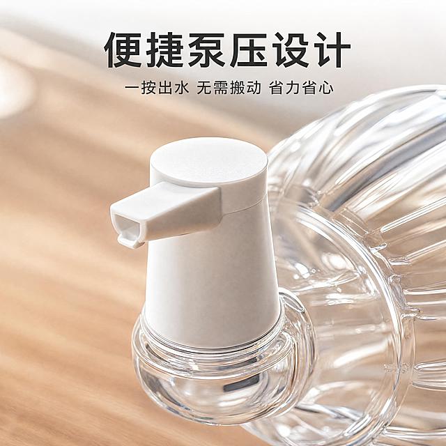 [主图-3] 农夫山泉桶装水瓶口细节展示图
[氛围风格] 微距特写，突出设计细节与品质感
[画质] 超高清商业微距摄影，细节清晰锐利
[元素] 特写展示桶装水的泵压出水口，放置在浅木色桌面上，背景虚化，重点突出出水口设计。保持产品材质和颜色与输入图一致，精细化处理细节，商品主体占比约70%，画面满屏无边框
[光影] 侧逆光突出透明瓶身和出水口的质感，水质清澈感表现清晰
[配色] 浅木色背景，白色出水口，透明瓶身，保持产品原有色彩
[视角构图] 平视特写，焦点落在出水口，背景虚化突出细节
[文字版式] 顶部标题写"便捷泵压设计"，下方小字说明"一按出水 无需搬动 省力省心"，文字放在顶部留白区域，不遮挡细节
[比例分辨率] 1:1比例，4K分辨率，文字清晰可辨，超高清
[负向提示词] 变形，水印，文字错乱，模糊，背景杂乱