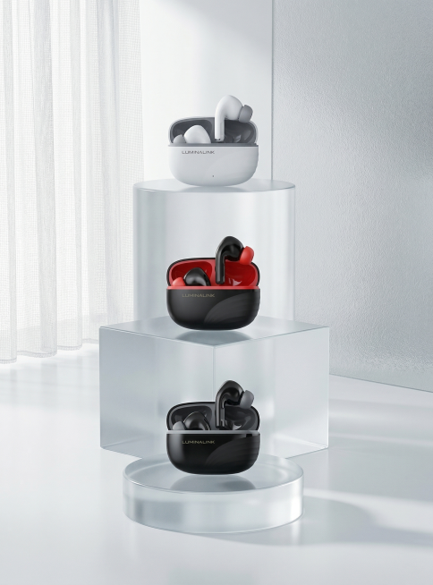 三张无线蓝牙耳机充电仓竖排展示，包含白灰款、黑红款、黑银款，保持产品上的LUMINALINK Logo原样不变，保持主体物理结构不变，强制保留产品所有组件。生成商业场景图，采用现代极简3C特供风格，大预览效果