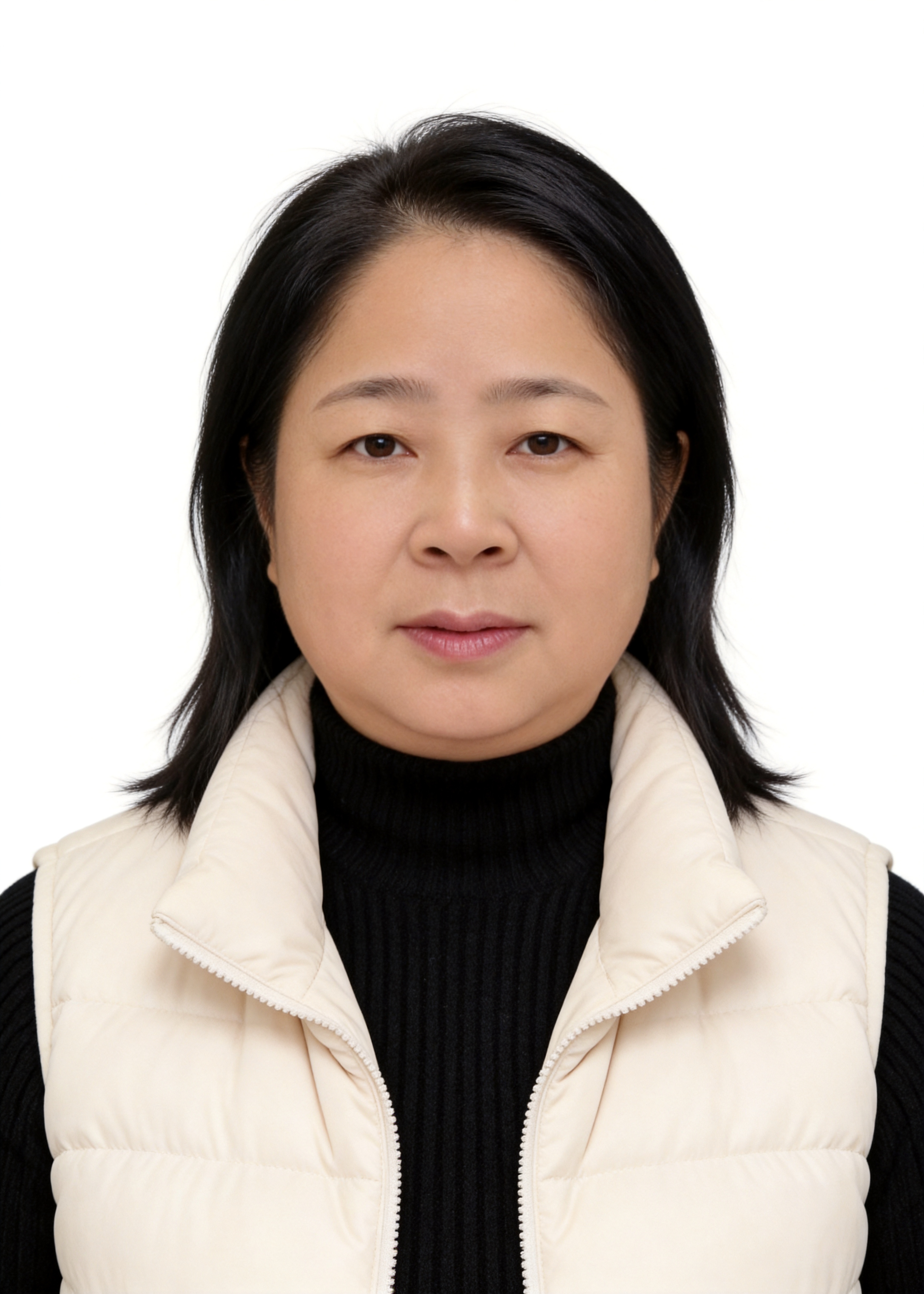 保留第一张图中人物发型、脸型、年龄特征生成标准样式纯正面证件照… - 图片创意预览