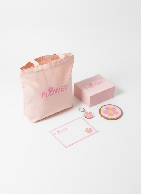 参考这个LOGO，做一套文创品牌视觉设计，品牌名称为“FLOWER"，包括帆布包，便签纸砖，杯垫，钥匙扣，明信片等。浅粉视觉主色调，现代、精致、亲切现代风格预览效果