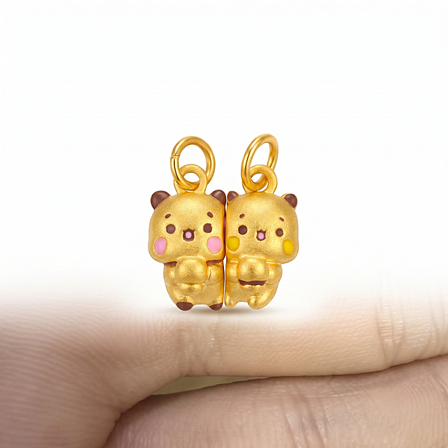 完美白底图, 绝对 #FFFFFF 纯粹白底填充
仅保留商品主体本体，删除所有非商品元素；广告条、贴片、角标、文案、logo、水印、色带、渐变底、地台和背景残影均不属于商品主体，必须全部去除。
严格保留原图中所有商品元素的数量、形态和相对位置关系。
主体绝对居中、上下留白尽量相等、主体占画面 85%，[水平视角]正视，[垂直视角]微俯拍，
保留2个黄金小熊吊坠产品主体，保留其磨砂金色、彩色珐琅腮红的细节特征。
去除手部、手指和身体部位，仅保留产品主体，智能修补被遮挡区域。
默认保留商品接地处极轻接触阴影，其余背景必须保持纯白；严禁倒影、大片投射影，以及扩散成灰底、脏白或斑驳噪点。
默认保留商品接地处极轻微、局部的接触阴影，用于表达真实落地关系；除接地点外，其余背景必须保持纯白。严禁扩散阴影、大片投射影、灰雾、脏白、斑驳噪点、马赛克纹理，严禁悬浮，严禁部件分离，严禁倒影。
无杂物，去除手部干扰，去除手指遮挡，保留原图色相，保持物理结构完整，严禁变形，材质质感增强，去除不规则皱褶，物体表面油润光泽，商业级精修，轮廓光，8k高清，严禁裁剪主体，保留完整边缘