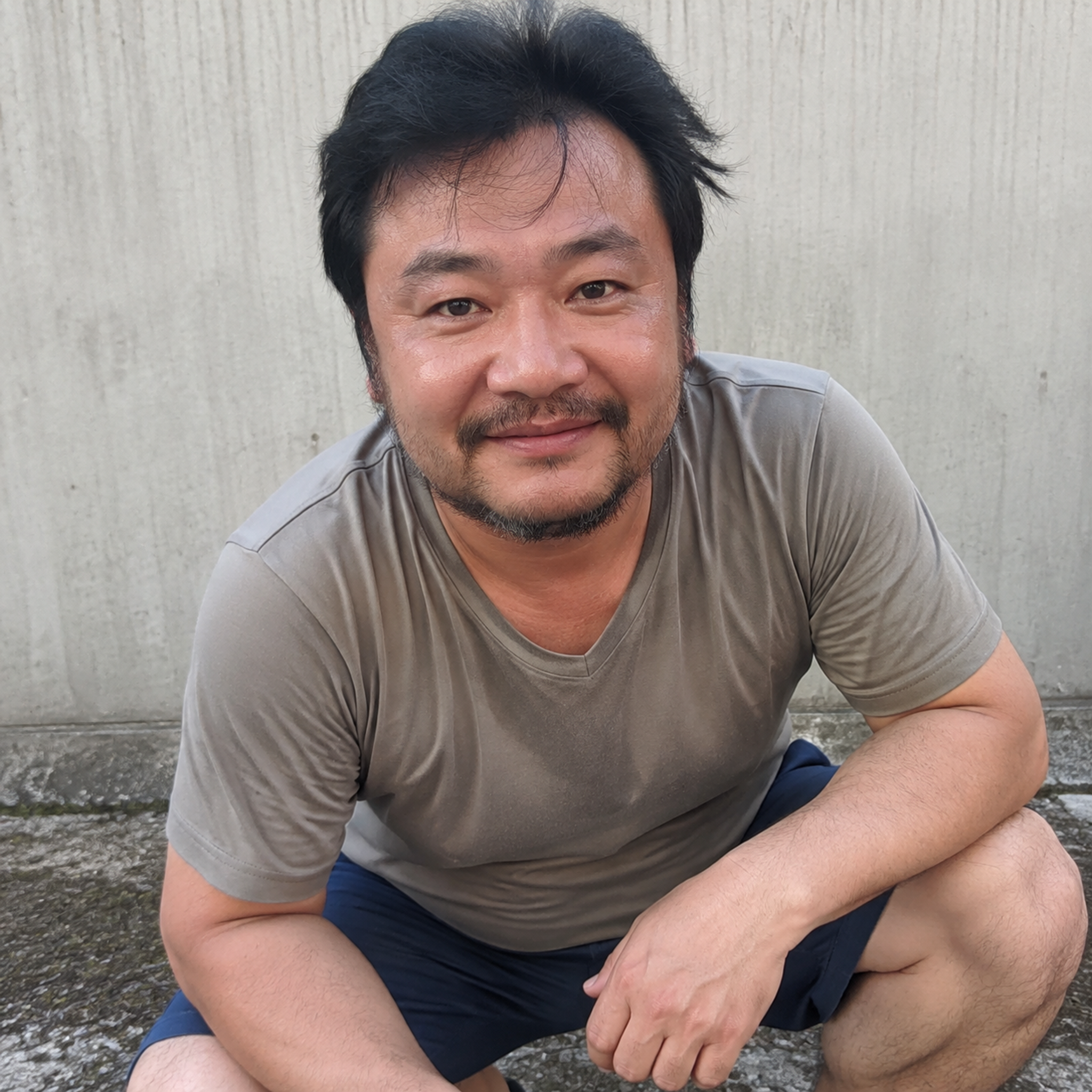 一位油腻胡渣的中年男性，半蹲姿势，正面朝向镜头，面带微笑，皮肤… - 图片创意预览