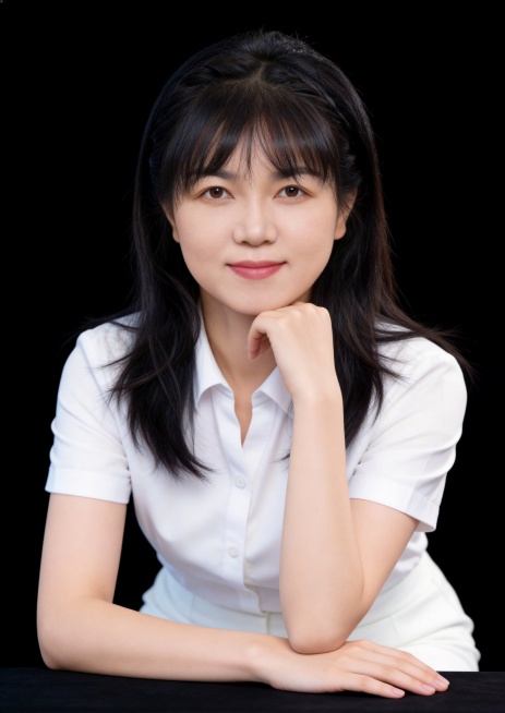 参考图中保留第一张图的脸型、五官，完全保留容貌特征不要改动，将脸换到第二张图片身体上，生成真实自然的职场形象照，标准焦段50mm,f/4光圈(f/2.8-f/4区间),平视视角(镜头与人物视线齐平);预览效果