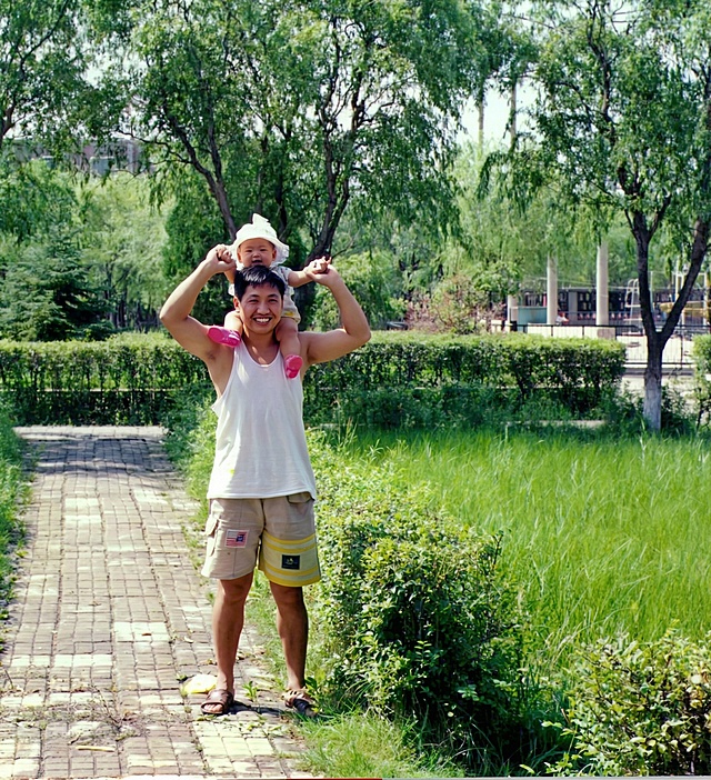 以超写实、超细致的16K单反质量修复图1照片。修复划痕、撕裂、噪点和模糊。保持自然肤色的同时增强鲜艳色彩。完美锐化头发和衣服细节。增添逼真光影和景深。专业级PS后期处理。高动态范围，超高清，逼真纹理，电影般仕后，清晰干净背景，完全还原和提升原照片。提高面部亮度