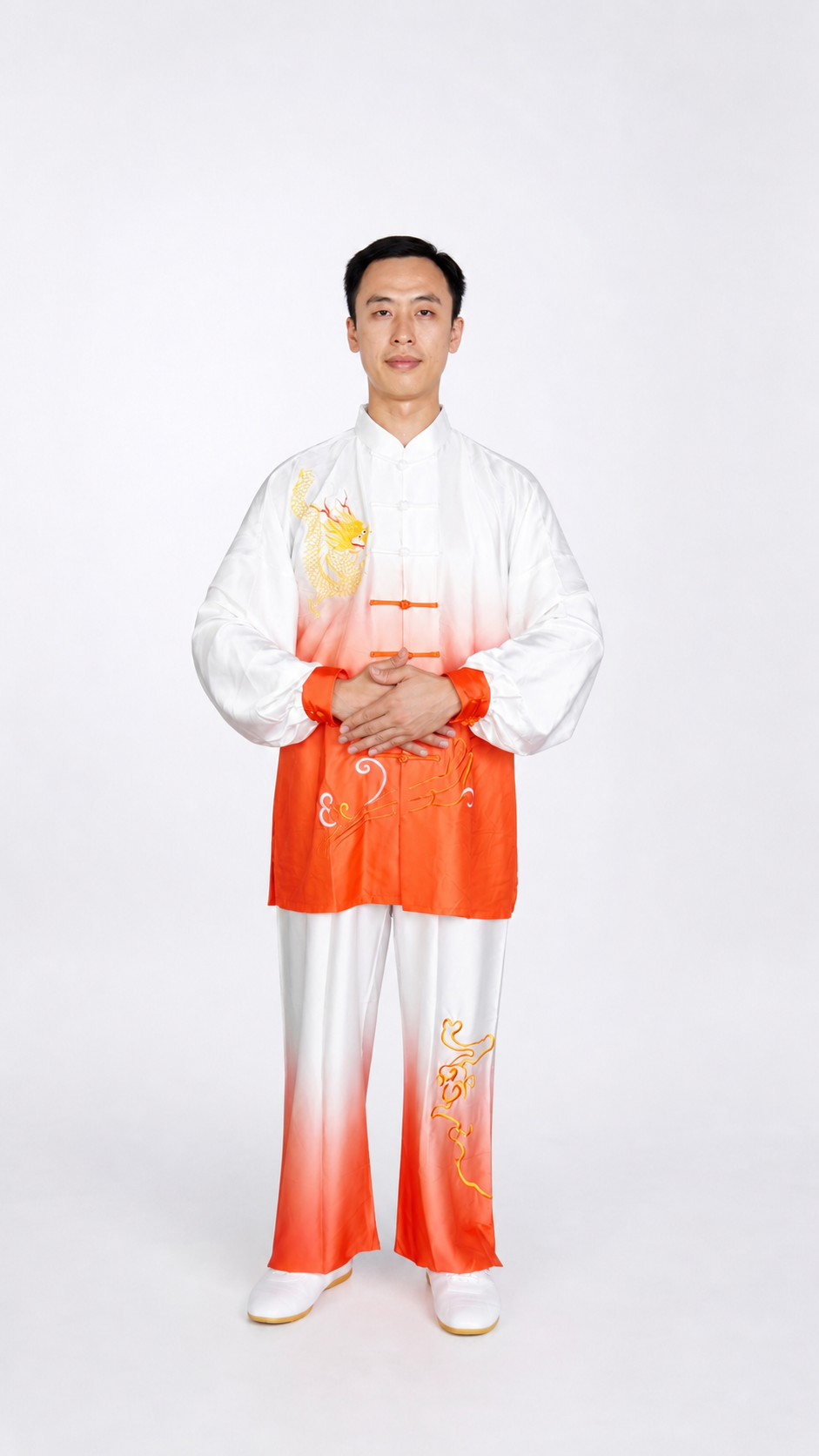 将背景替换为纯白色，保留人物和服装完整，服装精修，智能平整皱褶… - 图片创意预览