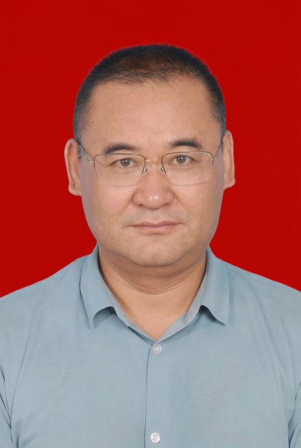 将这张证件照更换为纯红色背景，调整为标准一寸证件照尺寸，保留人物主体不变预览效果