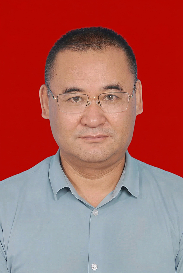 将这张证件照更换为纯红色背景，调整为标准一寸证件照尺寸，保留人物主体不变