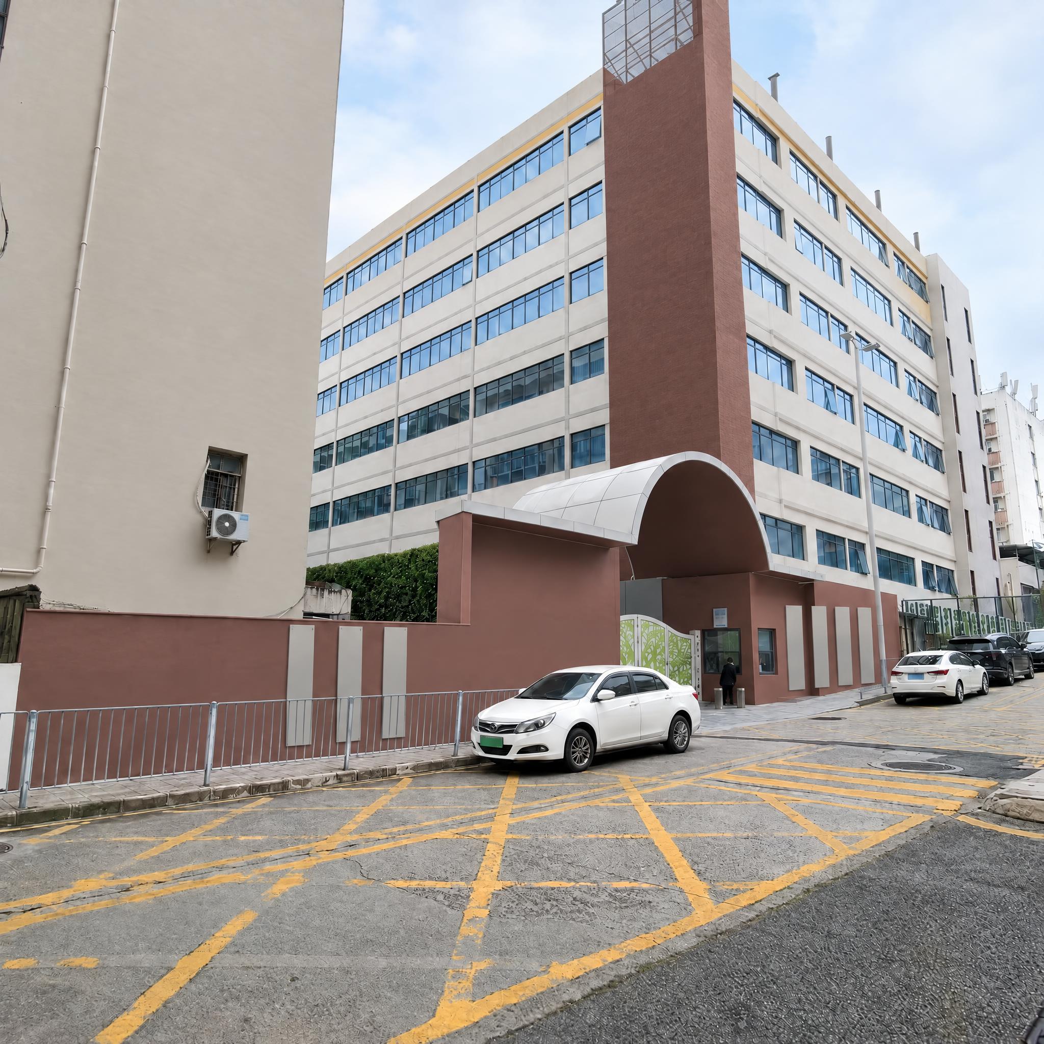 保留原照片的街景构图、透视与地面黄色网格标线，只重新调整建筑与… - 图片创意预览