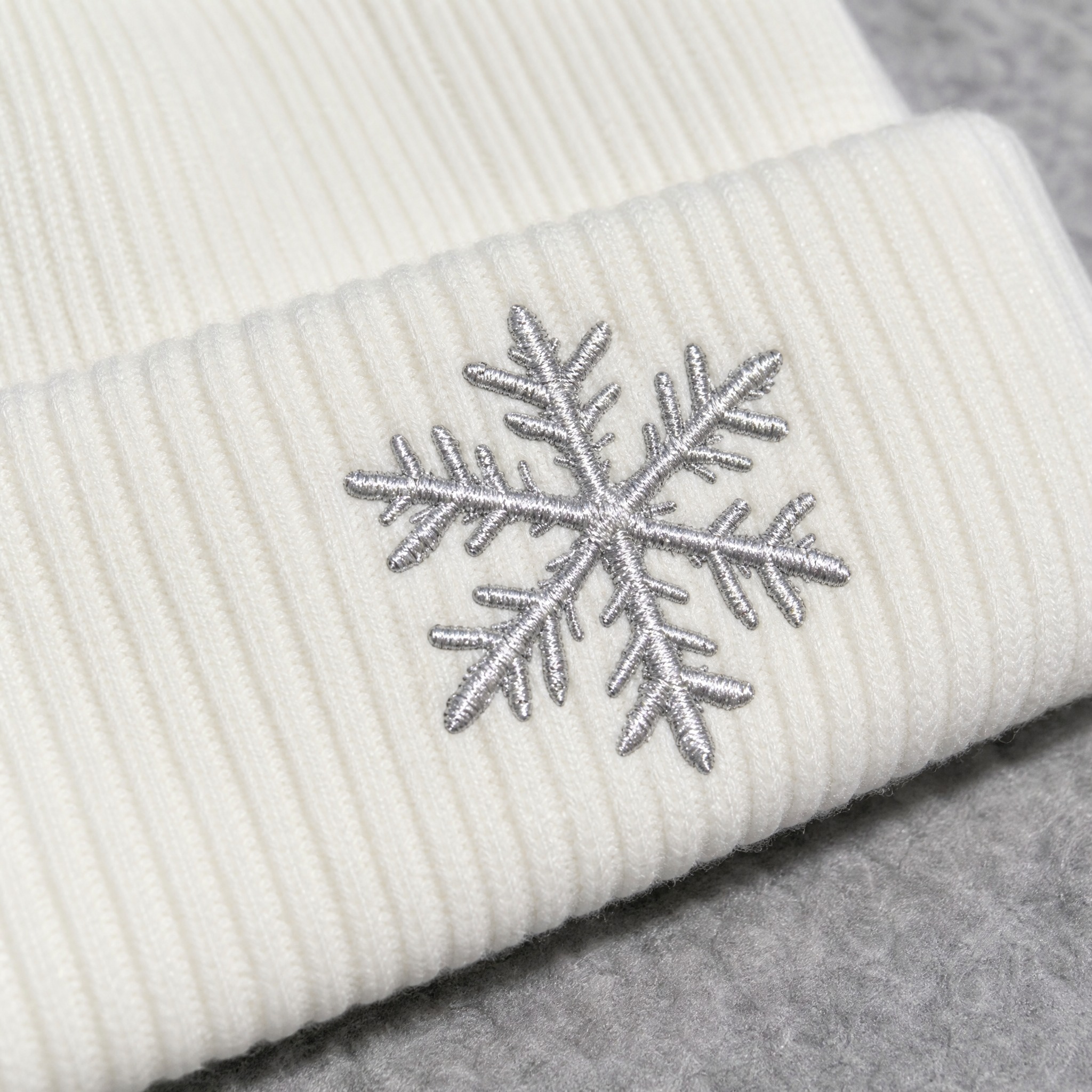 [主图-4] 白色雪花刺绣针织冷帽细节特写，展示银色雪花刺绣工… - 图片创意预览