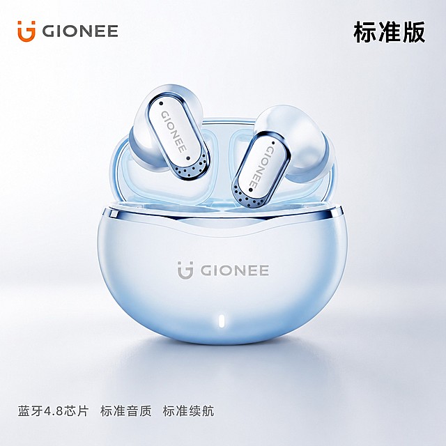 [主图-1] 浅蓝色GIONEE金立无线蓝牙耳机标准版首图
[氛围风格] 简约科技数码风格
[画质] 商业摄影质感、光线柔和通透、产品清晰真实、画面干净高级
[元素] 保持浅蓝色GIONEE蓝牙耳机外观（物理结构、材质质感、颜色）与输入产品图绝对一致，杜绝任何变形和色差，精细化处理。商品主体占比严格控制在60%-80%之间，画面满屏无边框。左上角保留GIONEE品牌Logo，不遮挡产品主体。
[光影] 正面均匀打光，产品轮廓清晰通透，充电仓底部有柔和阴影，科技感光影突出产品质感
[配色] 背景为纯净浅灰白色渐变，主色调浅蓝色，整体清爽简约
[视角构图] 平视中心构图，产品居中展示，景深适中
[文字版式] 左上角GIONEE品牌Logo，画面右上负空间标注"标准版"，黑色粗体清晰不遮挡主体。底部文案左对齐：蓝牙4.8芯片 标准音质 标准续航，小字浅灰色，排版简洁。
[比例分辨率] 1:1比例，2048x2048，文字清晰可辨，超高清
[负向提示词] 变形，文字错乱，产品图模糊，背景杂乱，水印，电商平台Logo