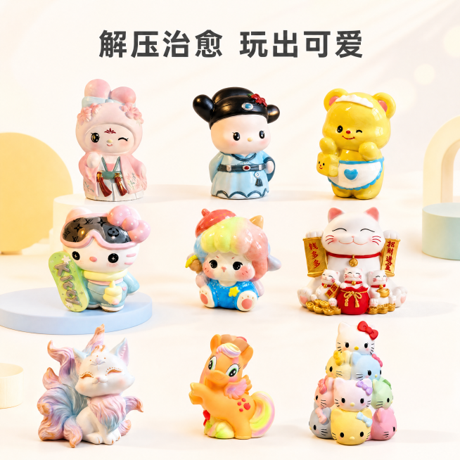 [主图-4] 石膏娃娃解压治愈氛围展示图；氛围风格充满手工创作乐趣、治愈解压氛围；画质为影棚级商业摄影质感，8k分辨率，超高清细节，通透干净；展示多款石膏娃娃组合陈列，矩阵排列干净整洁，背景淡淡的柔光预览效果