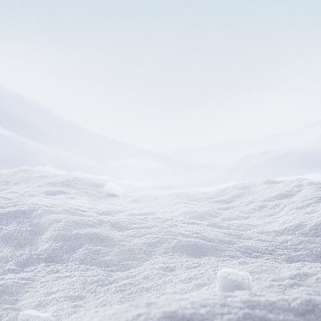 去除画面中的耳机和文字，保留原有雪地浅色系背景，保持背景风格和纹理不变