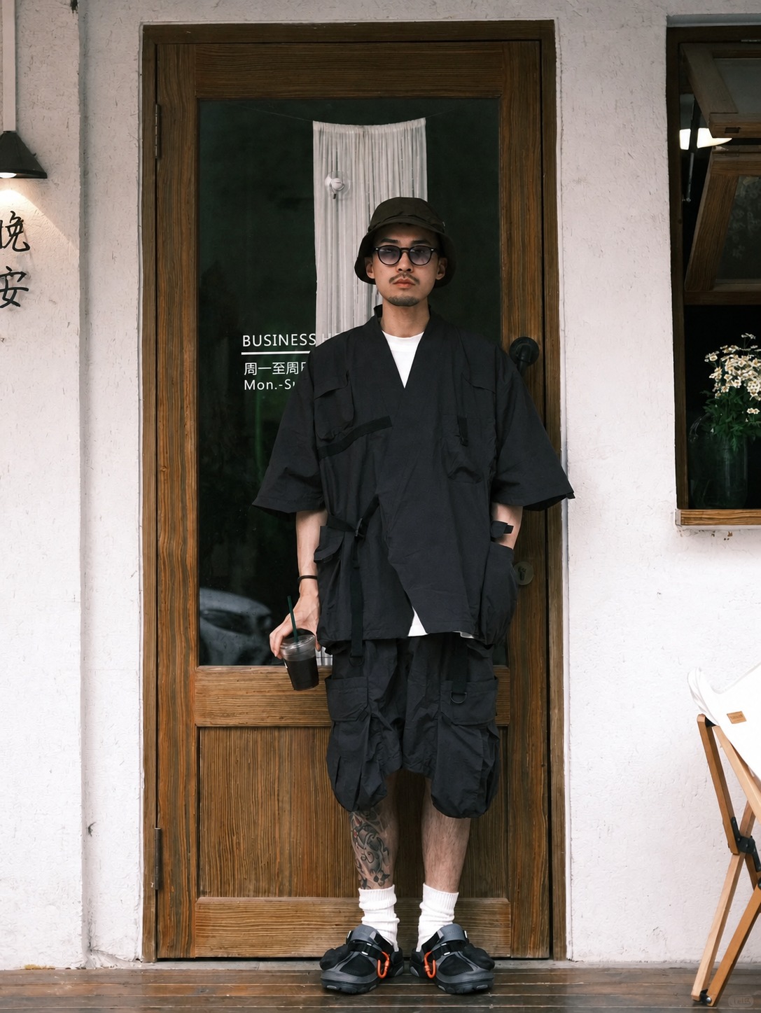 将第一张图中的衣服穿到第二张图的模特身上，保留衣服的所有细节、… - 图片创意预览
