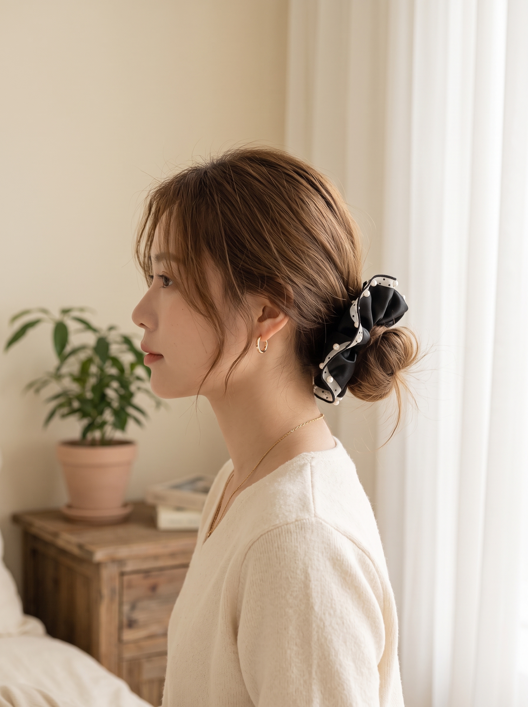 半身侧脸构图，生活化日常抓拍感，温柔淡颜年轻东亚女生，浅棕色长… - 图片创意预览