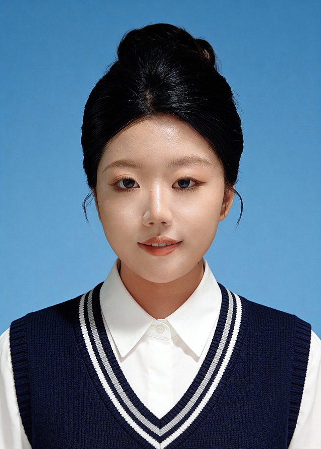保留第一张图人物脸型､发型､年龄特征生成标准纯正面证件照;纯正面,人物居中(居中构图),位于画面中心,为视觉聚焦点,入境范围头部至胸部下方10cm以上区域,外穿深蓝色学院风针织背心,内搭白色翻领长袖衬衫,背心领口有白色和浅灰色条纹装饰,头肩比例合理,精致清透裸妆+唇色自然,淡妆冷调白皙;肤色嫩白通透;参考第二张图的人物占位和比例,50MM标准焦段,人物占画面80%,头顶至画面上边缘3%,头部发型完整,平视视角(镜头与人物视线齐平)眼神直视镜头;颈肩结构合理,姿态自然放松(左右预留环境空间)纯正面;去除一切饰品;光线均匀柔和,画质清晰,眼神灵动,澄澈,表情自然,头部完整,均匀肤色提亮肤色,修饰脸型,肤质哑光细腻,原生细腻肤质,轻透裸肌感,32K画质,去除人物之外的所有元素,零噪点降噪,简约蓝色纯色背景;严格按照第一张图的内容生成
