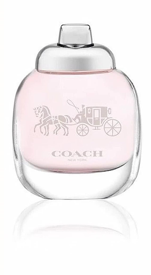 一个年轻女生在家里介绍香水产品，不要字幕，台词：家人们快看，这是我的本命花果香！有着鲜爽果香带露水感，还有茉莉白茶温柔治愈感，最后藏经典皮革香，香气持久不甜腻，马车瓶身复古精致，颜值香味双在线。