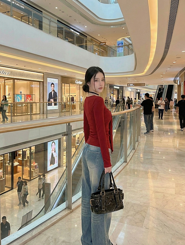 「图片1」保持人物细节不变，更换几组不同姿势，分别生成几张不同图片