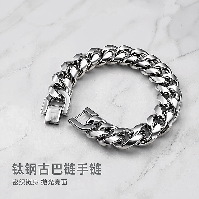 [主图-1] 钛钢古巴链手链单品展示首图。氛围风格：潮酷高级质感，精致简约。画质：商业珠宝摄影质感，光线通透干净，产品细节清晰，画面干净高级。元素：银亮金属色钛钢古巴链手链居中展示，密织链身完整呈现，卡扣结构清晰可见，保持产品外观（物理结构、材质质感、颜色、卡扣细节）与提供的参考图片绝对一致，杜绝任何变形和色差，精细化处理。商品主体占比约70%，画面满屏无边框。背景采用纯净浅灰白色岩板材质，统一简约风格。光影：顶部柔光箱主光打亮金属链身，侧后方加窄条轮廓光勾勒链条曲线，突出抛光亮面的金属反光质感，高光不溢出，暗部有层次。配色：主色调为银亮金属色，背景浅灰白色，干净简洁。视角构图：45度斜侧俯视，主体完整，景深适中。文字版式：左下角负空间左对齐，大字粗体文案"钛钢古巴链手链"，银灰色字体，下方小一号字标注"密织链身 抛光亮面"，文字不遮挡产品主体。比例分辨率：1:1比例，4K分辨率，文字清晰可辨，超高清。负向提示词：变形，水印，文字错乱，产品图模糊，背景杂乱，廉价塑料感。