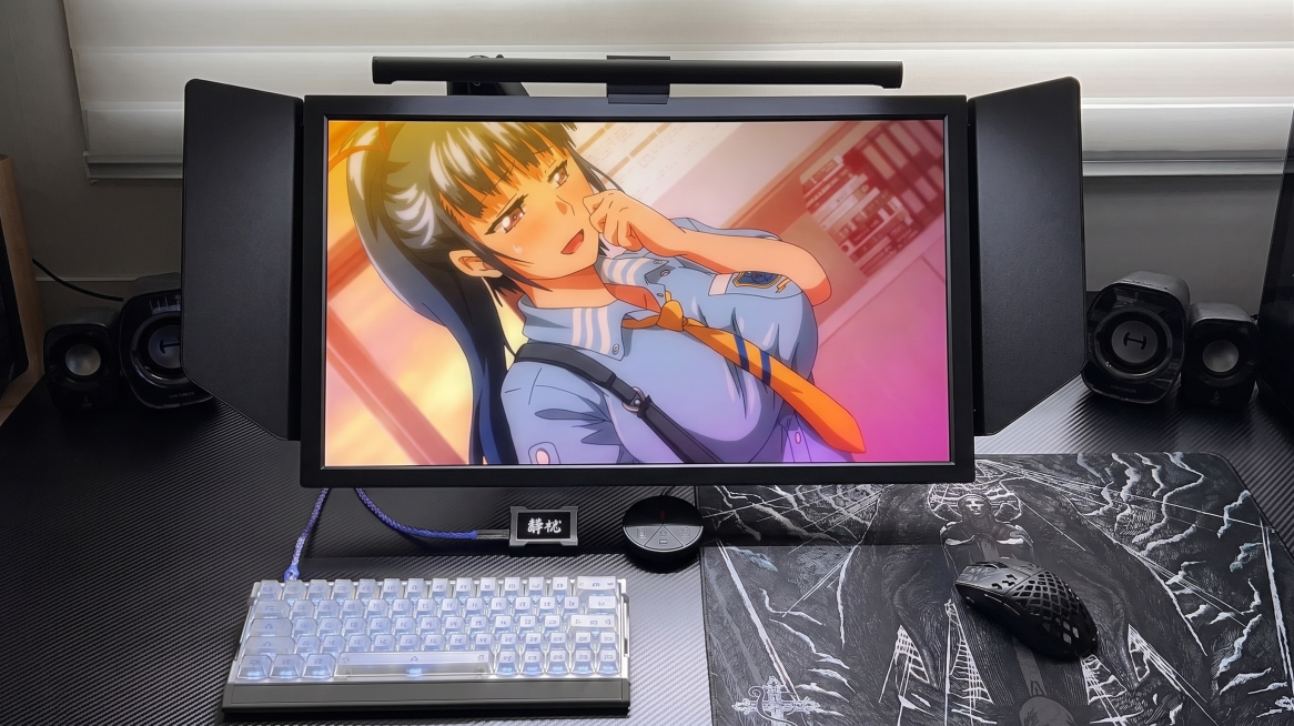 将图2的动漫画面镶嵌到图1的显示器黑色屏幕中，保持显示器、桌面键盘等其他元素不变，透视和光影匹配原图预览效果