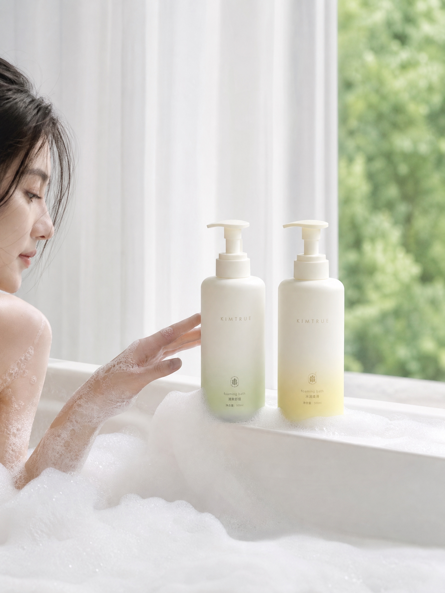 左侧露出泡澡女生的侧脸与手臂，肌肤沾着绵密泡沫，背景是白色浴缸… - 图片创意预览