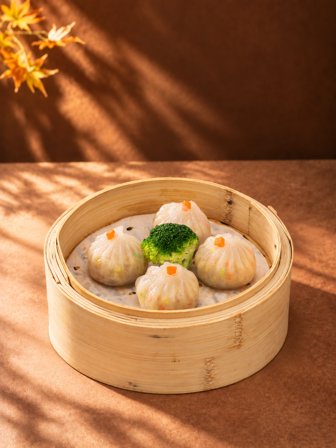 将第一张图中的板栗饺（圆形竹制蒸笼里的四颗水晶板栗饺，配西兰花… - 图片创意预览