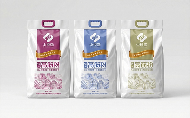 将图中的三个平面面粉袋设计图做成3个立体面粉袋样机，正面视角，造型、尺寸、文字和图案保持一致，提手颜色和平面图一致，袋身是白色塑料袋，背景干净简洁，塑料材质有明显立体感，现代大气风，添加光影效果，画质增强