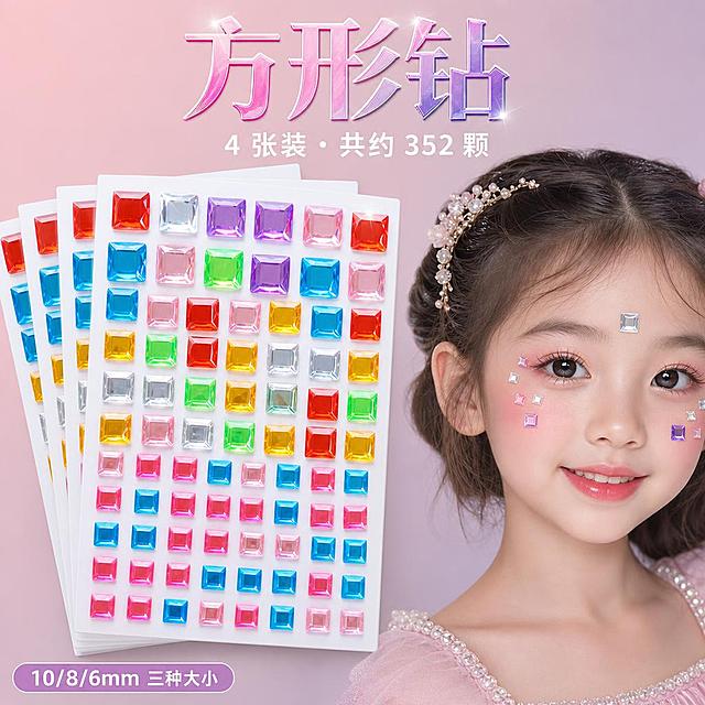1:1正方形电商主图，马卡龙清新风，左右分栏布局。左侧55%展示4张雪白白卡方形钻贴板整齐叠放，板上为正方形亚克力刻面钻，颜色鲜亮（红、蓝、粉、紫、绿、金、透明白），10mm大钻12颗、8mm中钻28颗、6mm小钻48颗，严格还原真实产品，白卡雪白不发黄；右侧45%为女童脸部特写效果图，眉心和脸颊只贴着真实尺寸的方形钻，没有爱心钻、圆形钻或其他形状的钻，妆容利落可爱，笑容明亮。顶部居中主标题"方形钻"水晶通透大字粉紫渐变，副标题"4 张装・共约 352 颗"白色纤细字；左下角小标签"10/8/6mm 三种大小"。整体简洁利落，背景为浅裸粉到灰紫色哑光渐变，低饱和不花哨，钻面有明亮星芒高光和彩虹折射，亚克力材质通透莹润。