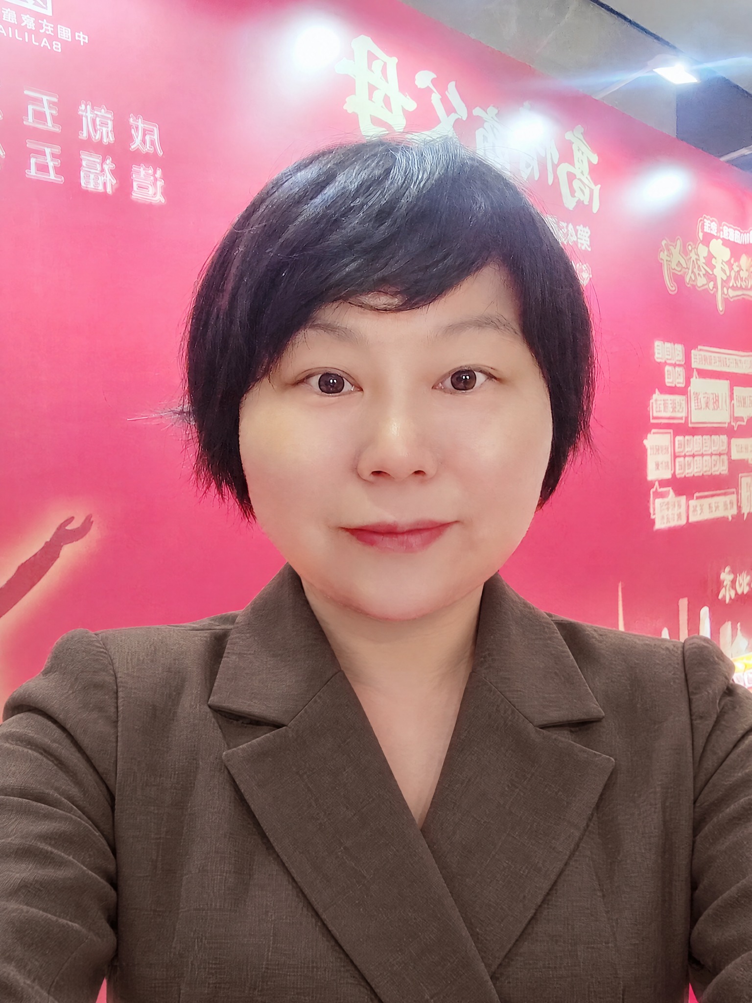 图生图换装任务：以图1为人物底图，把图2中的套装服装换到图1人… - 图片创意预览