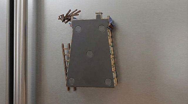 展示这个冰箱贴产品的背面，背面是平整的磁性吸附面，有磁铁可以吸附在冰箱上，保留主体产品造型，只展示背面