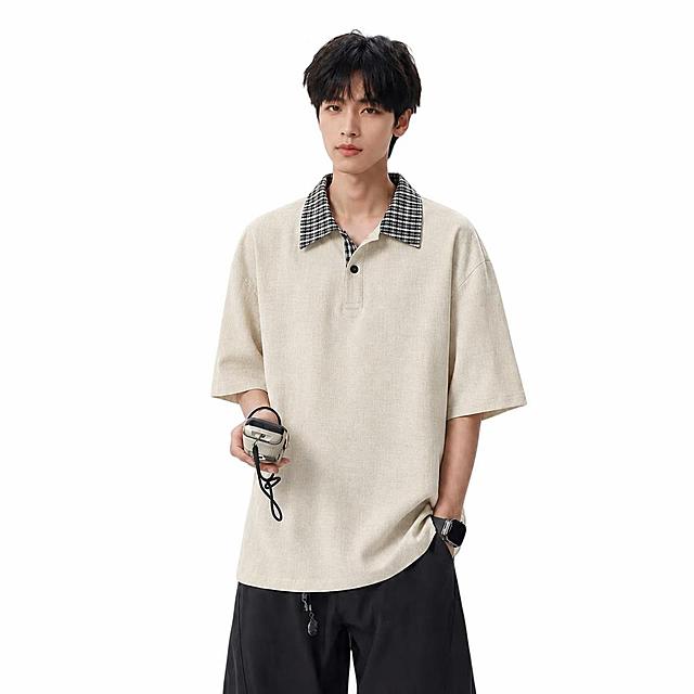 将图一中模特身上的polo衫的颜色和材质精准替换为图二衣服的米白色亚麻纹理材质，严格匹配图二的颜色和面料质感，不能有色差，保留衣服的款式、格纹领子、纽扣和手持物品不变，背景改为纯白色白底图，人物和服装细节清晰自然